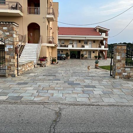 Flo'S Apartments Mesolóngion 外观 照片