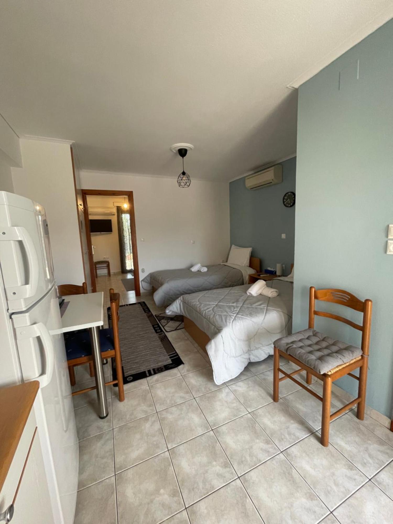 Flo'S Apartments Mesolóngion 外观 照片