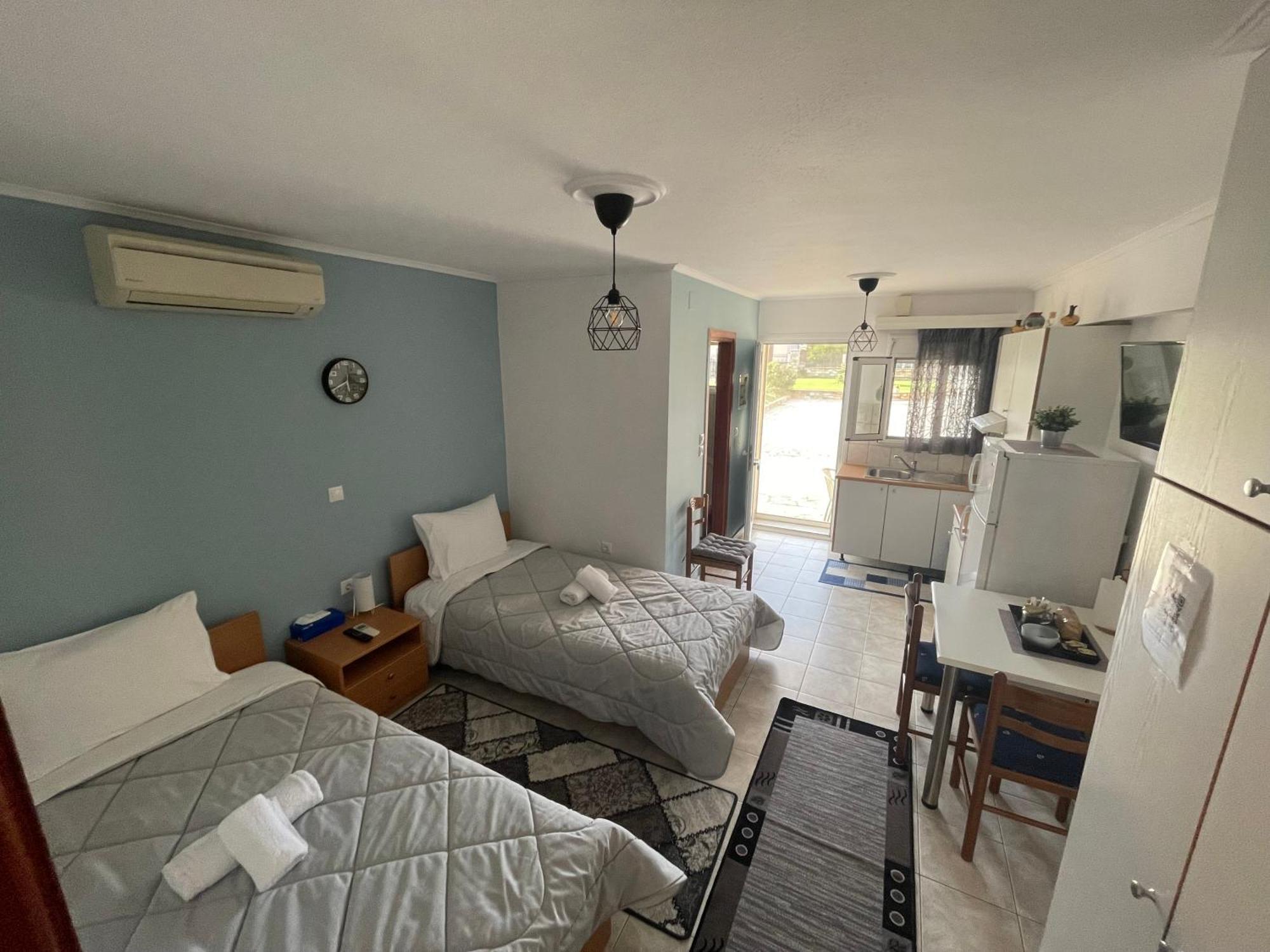 Flo'S Apartments Mesolóngion 外观 照片